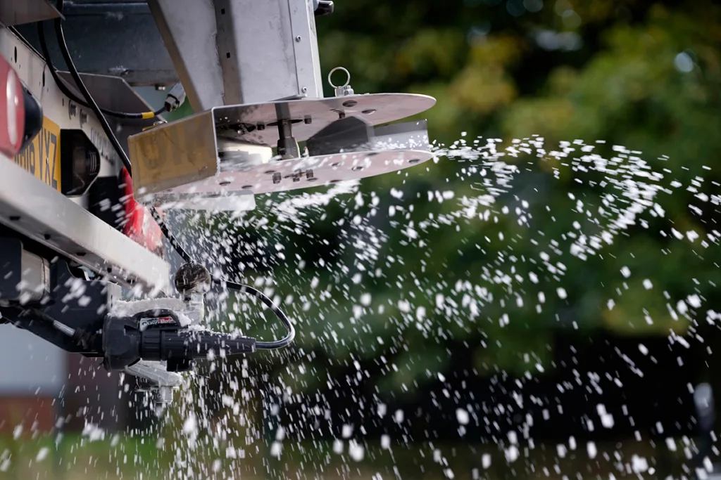 Salt spreading machine