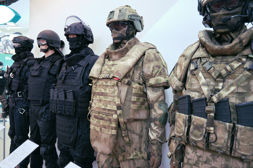 Army,Camouflage,Mannequins,In,The,Form,Of,Soldiers,With,Helmets,