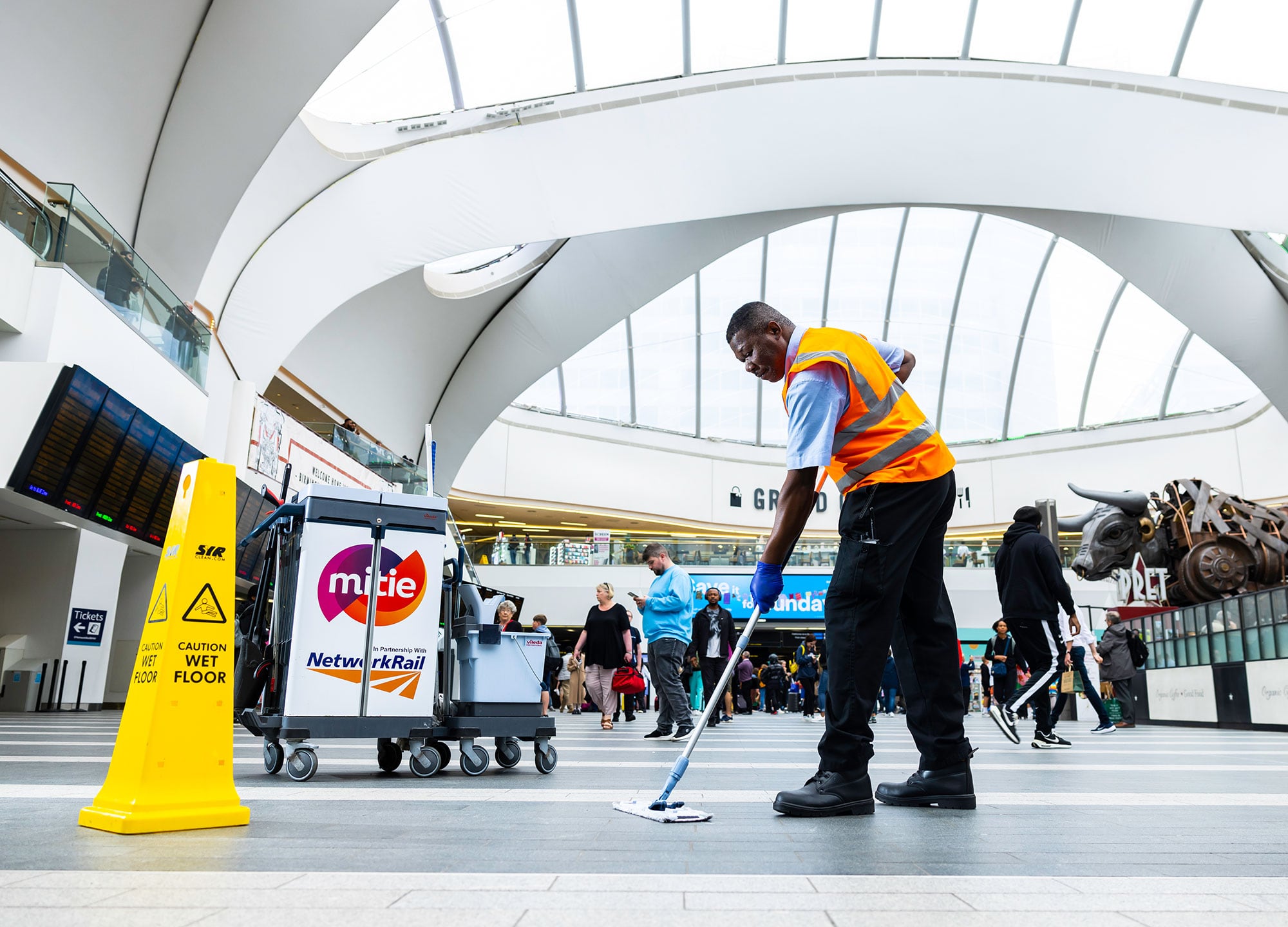 Mitie colleague cleaning.